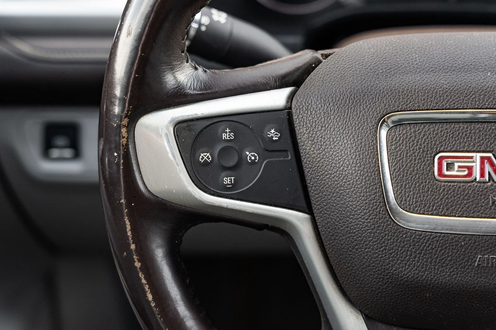 Used 2018 White GMC SLT-2 image 25