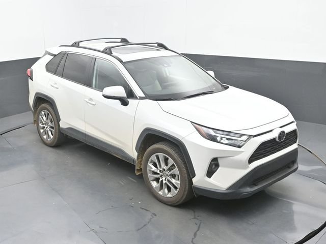 Used 2024 Wind Chill Pearl Toyota XLE Premium image 13