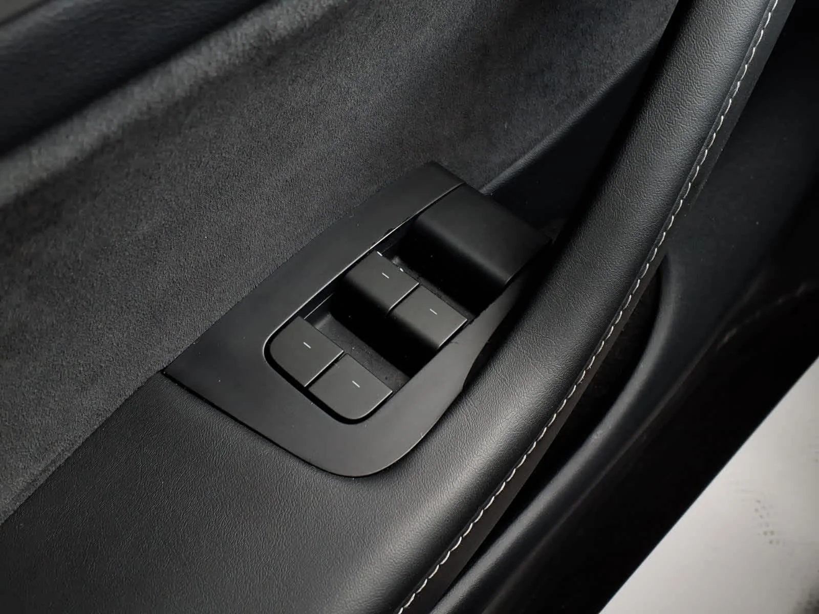 Used 2023 Black Tesla  image 19