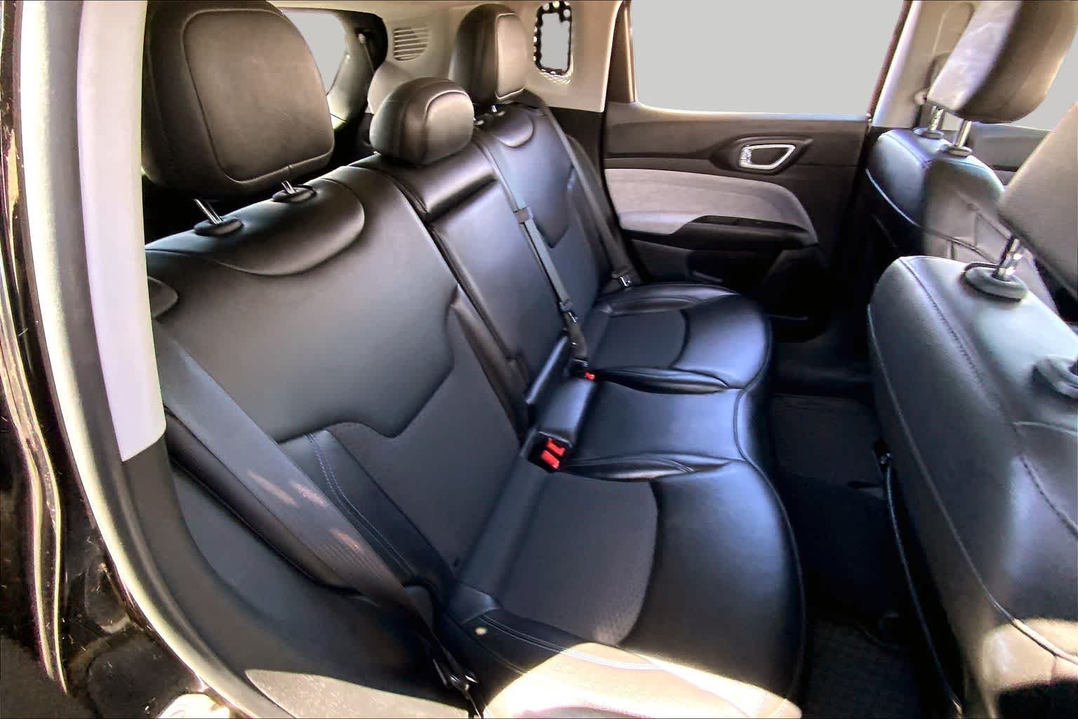 Used 2022 Diamond Black Crystal Pearlcoat Jeep Latitude image 17