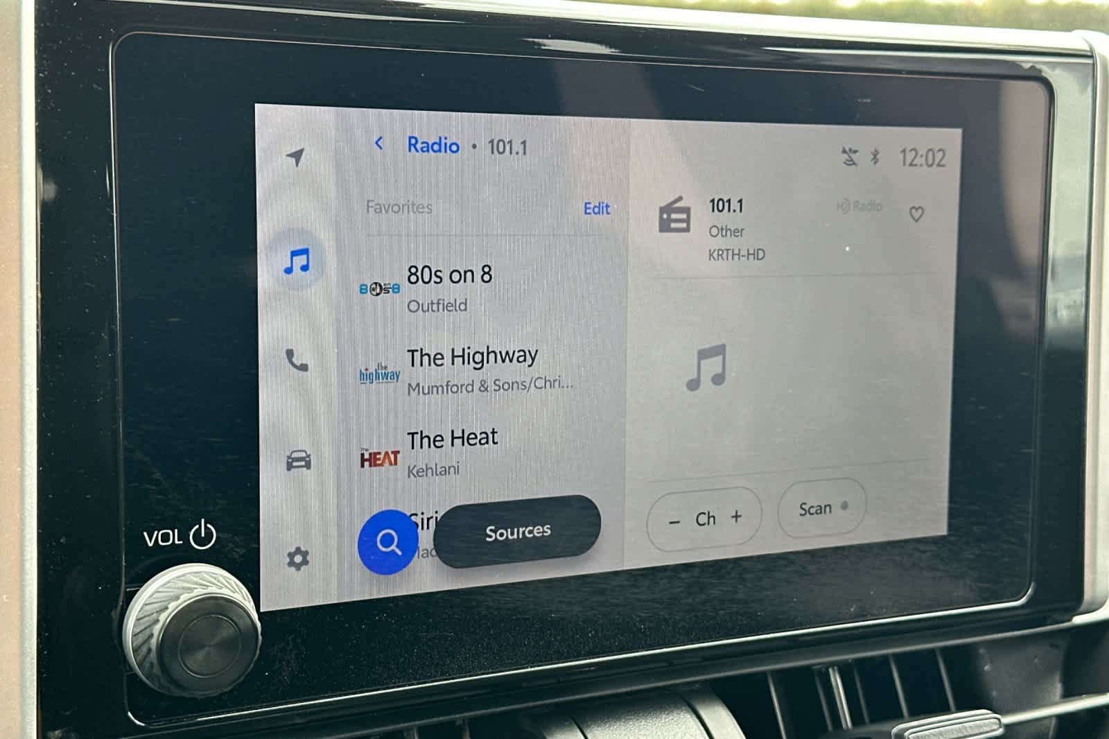 2025 Toyota RAV4 XLE - Photo 17