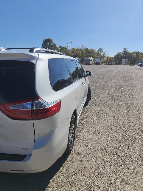 2019 Toyota Sienna XLE - Photo 15