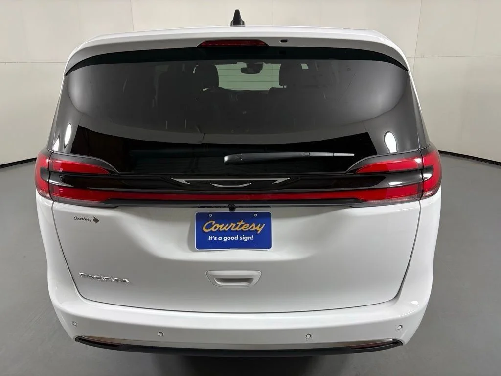 New 2027 White/off-white Chrysler Select image 7