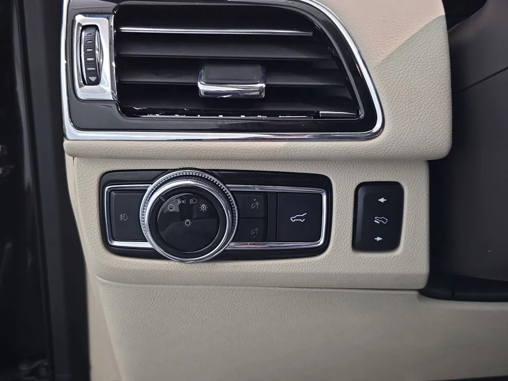Used 2018 Velvet Lincoln Reserve image 26