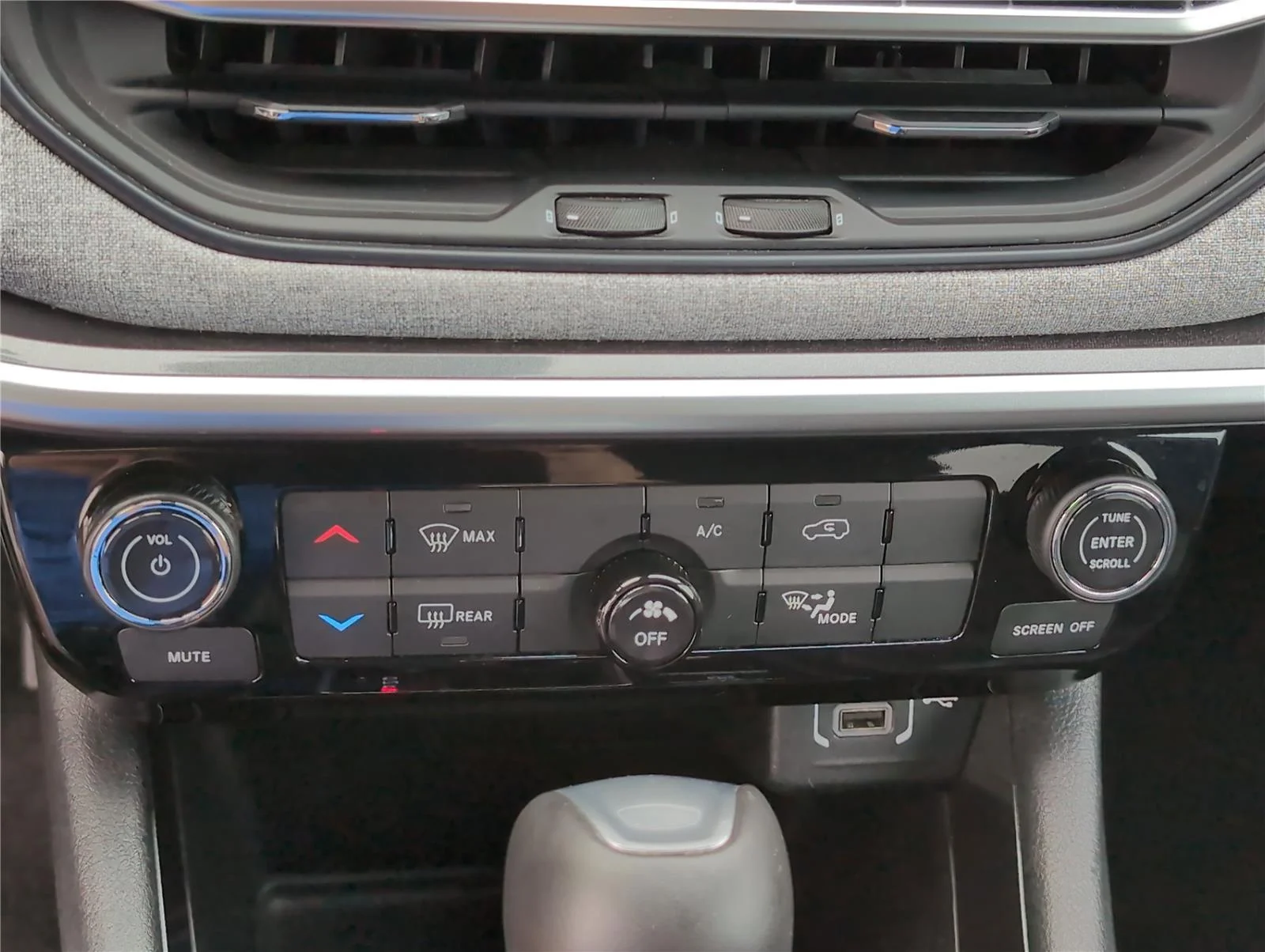 Used 2024 Diamond Black Crystal Pearlcoat Jeep Latitude image 17
