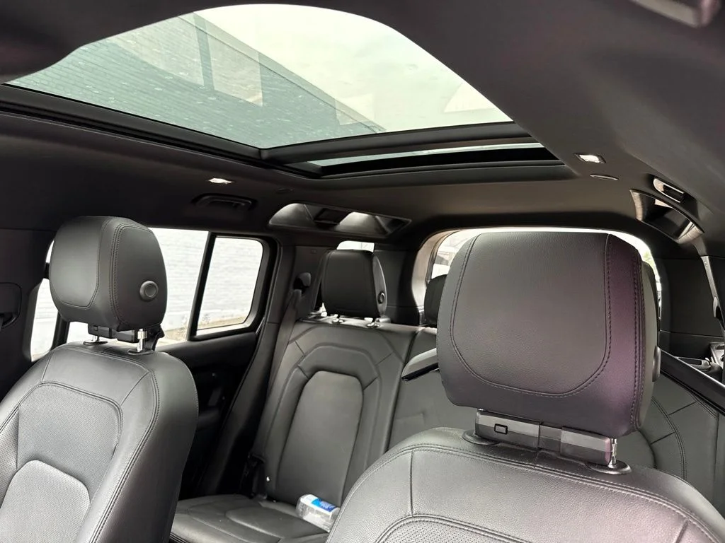 Used 2023 Black Land Rover S image 9