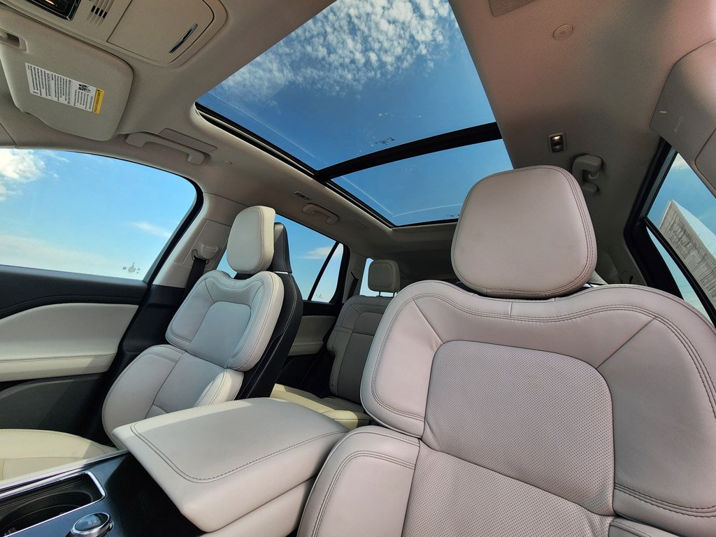 Used 2026 Pristine White Metallic Tri-Coat Lincoln Reserve image 32
