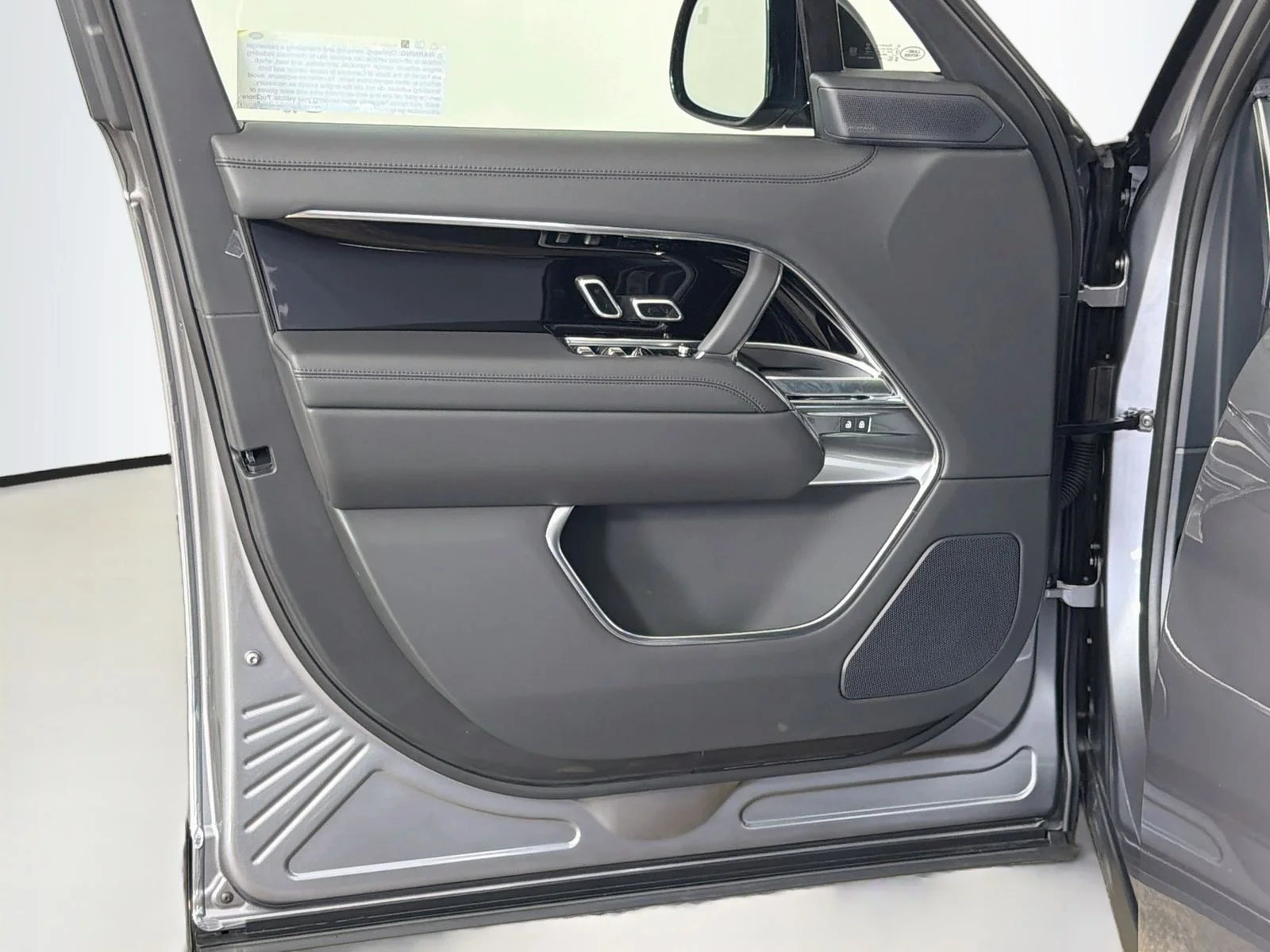 New 2026 Eiger Gray Meta Land Rover SE image 21