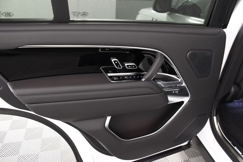 New 2026 Ostuni Perl Wh Land Rover SE image 25