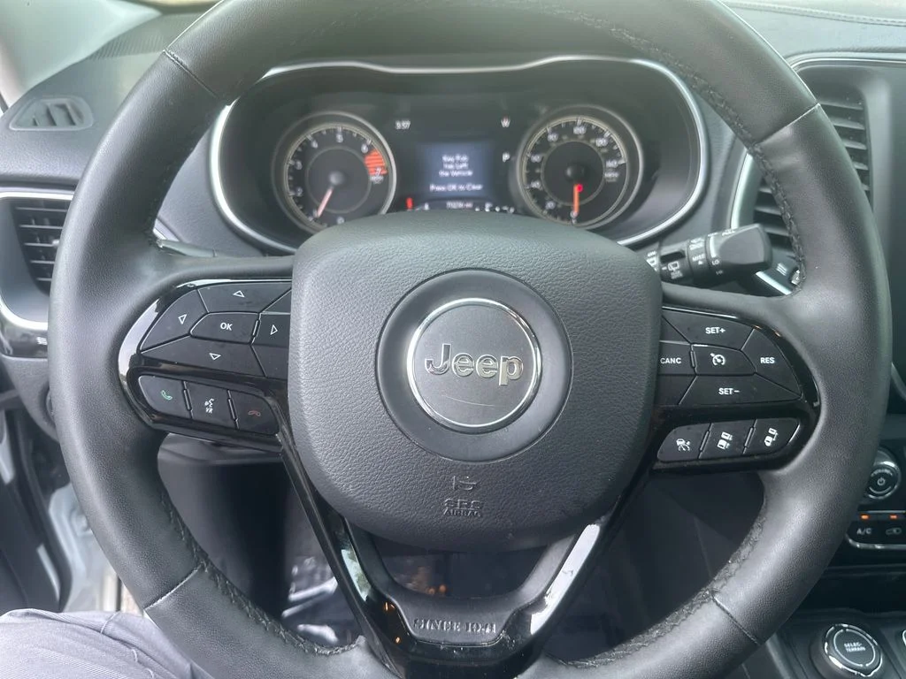 Used 2023 White Jeep Altitude image 15