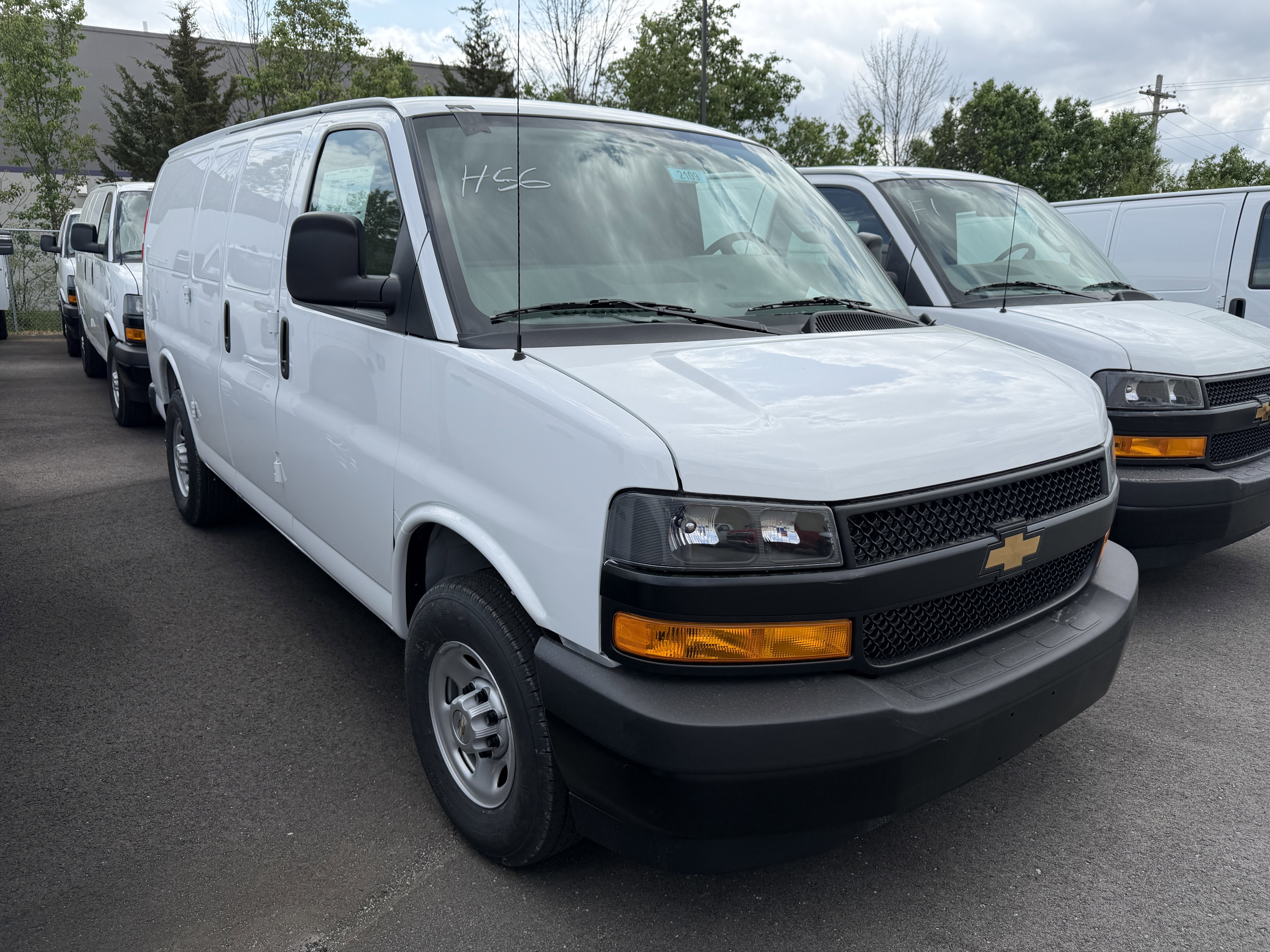New 2026 Summit White Chevrolet 1WT image 2
