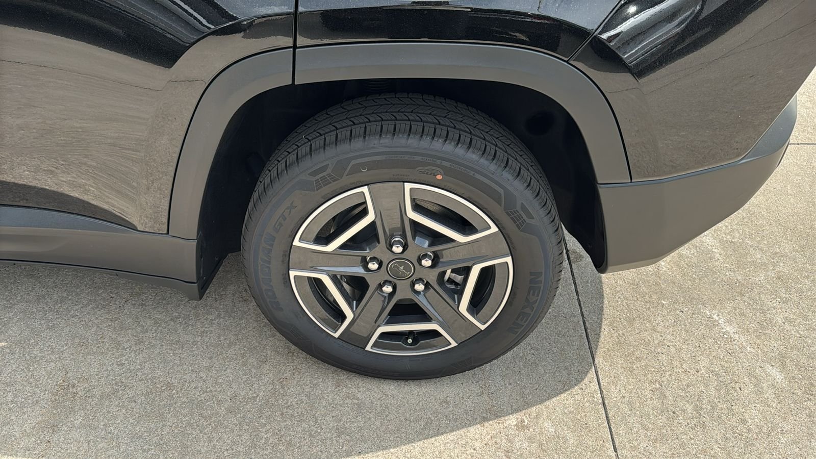 New 2026 Diamond Black Crystal Pearl-Coat Exterior Paint Jeep Limited image 8