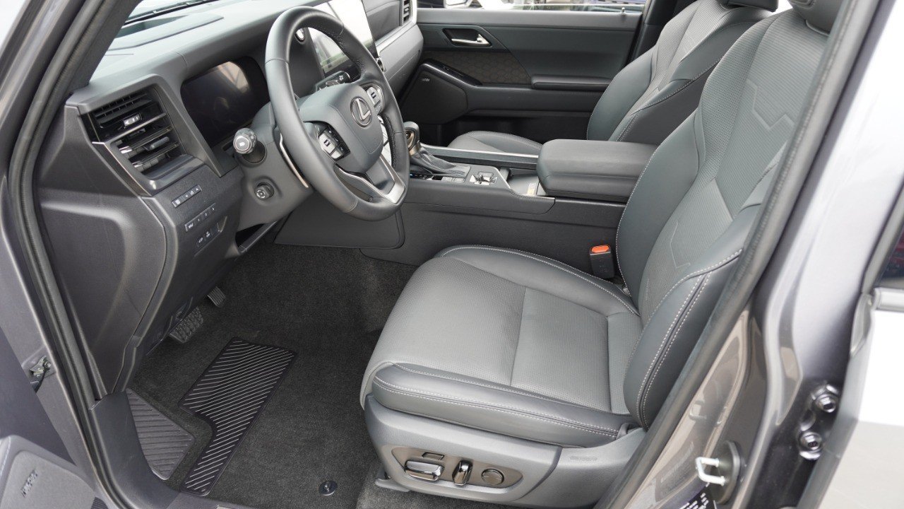 Used 2024 Gray Lexus GX 550 Luxury image 13