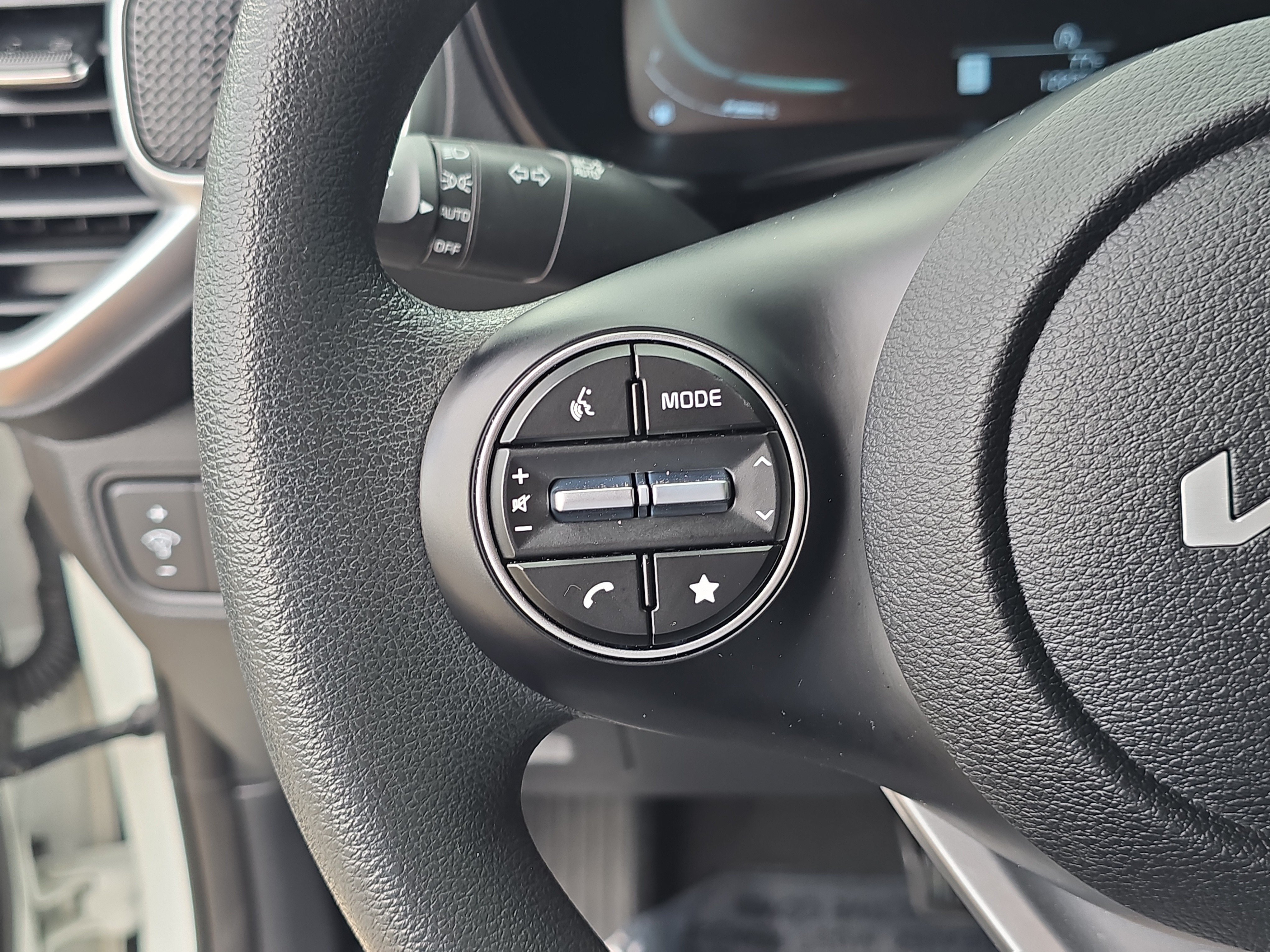 Certified Used 2025 Snow White Pearl Kia LX image 28