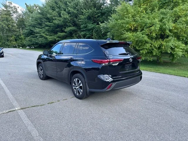 Used 2022 Black Toyota XLE image 5
