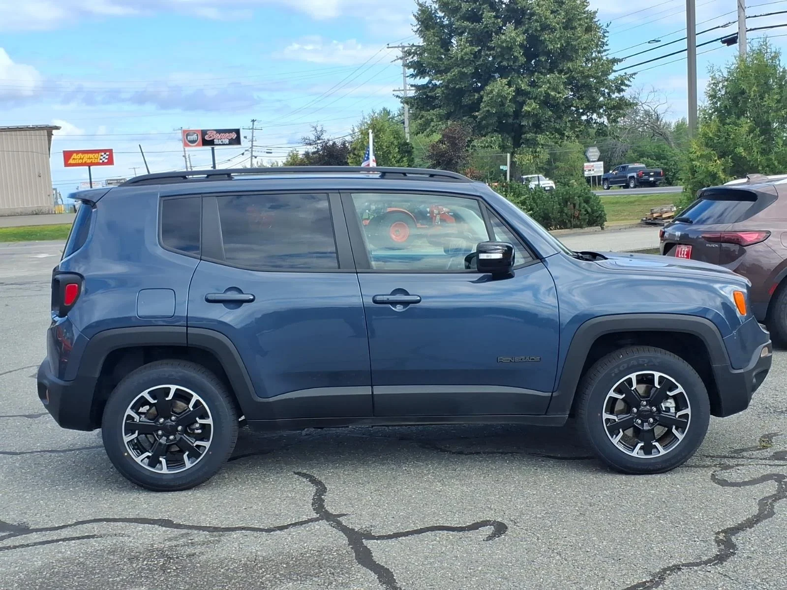 Used 2023 Slate Blue Jeep Latitude image 4