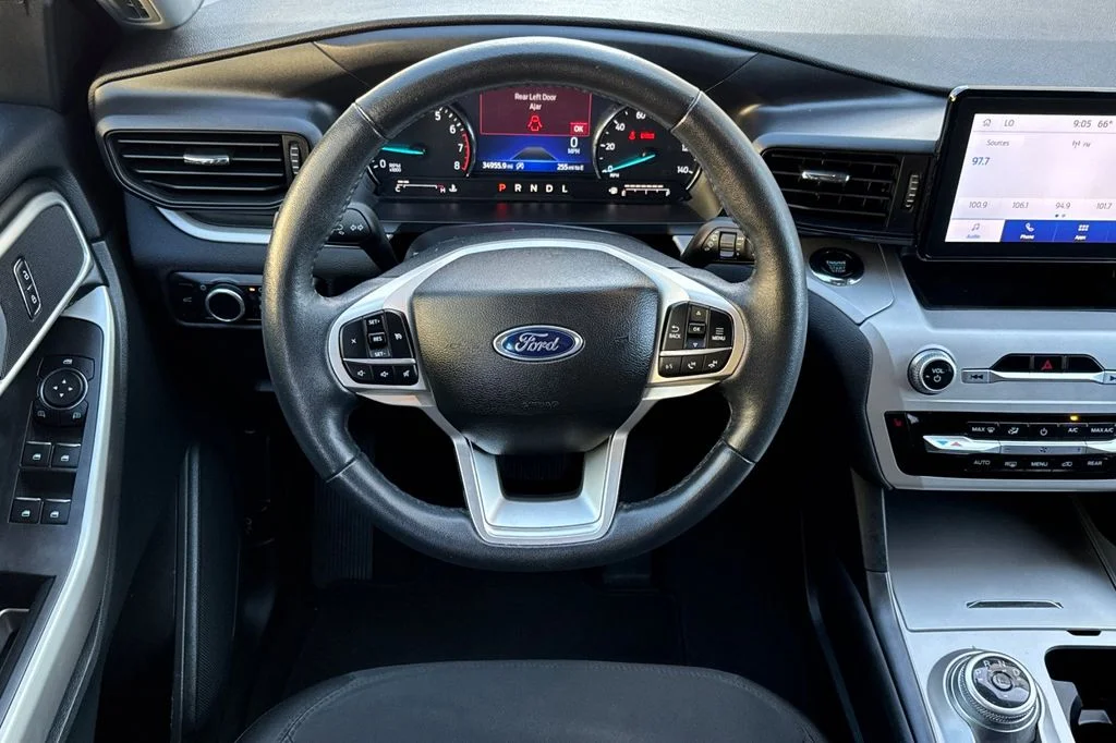 Used 2023 Black Ford XLT image 16