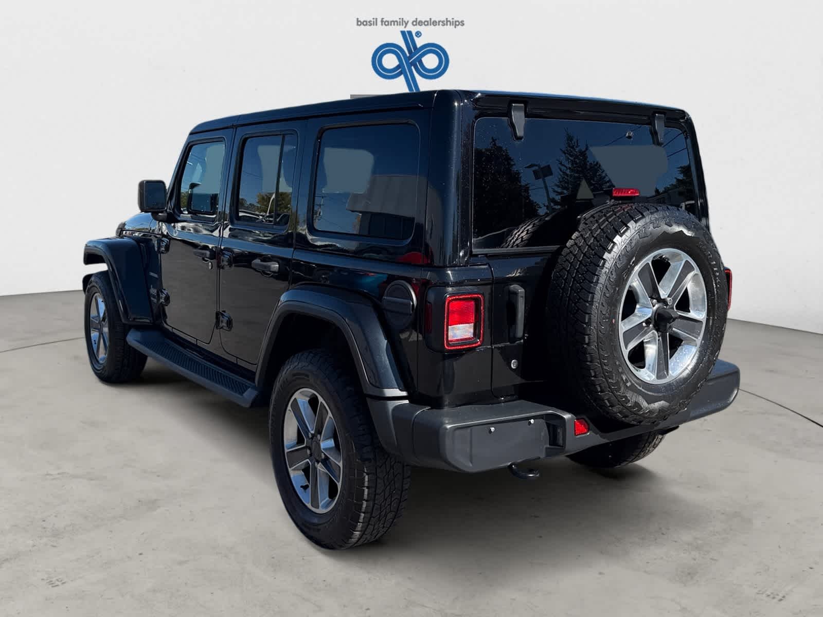 Used 2019 Black Jeep Sahara image 5