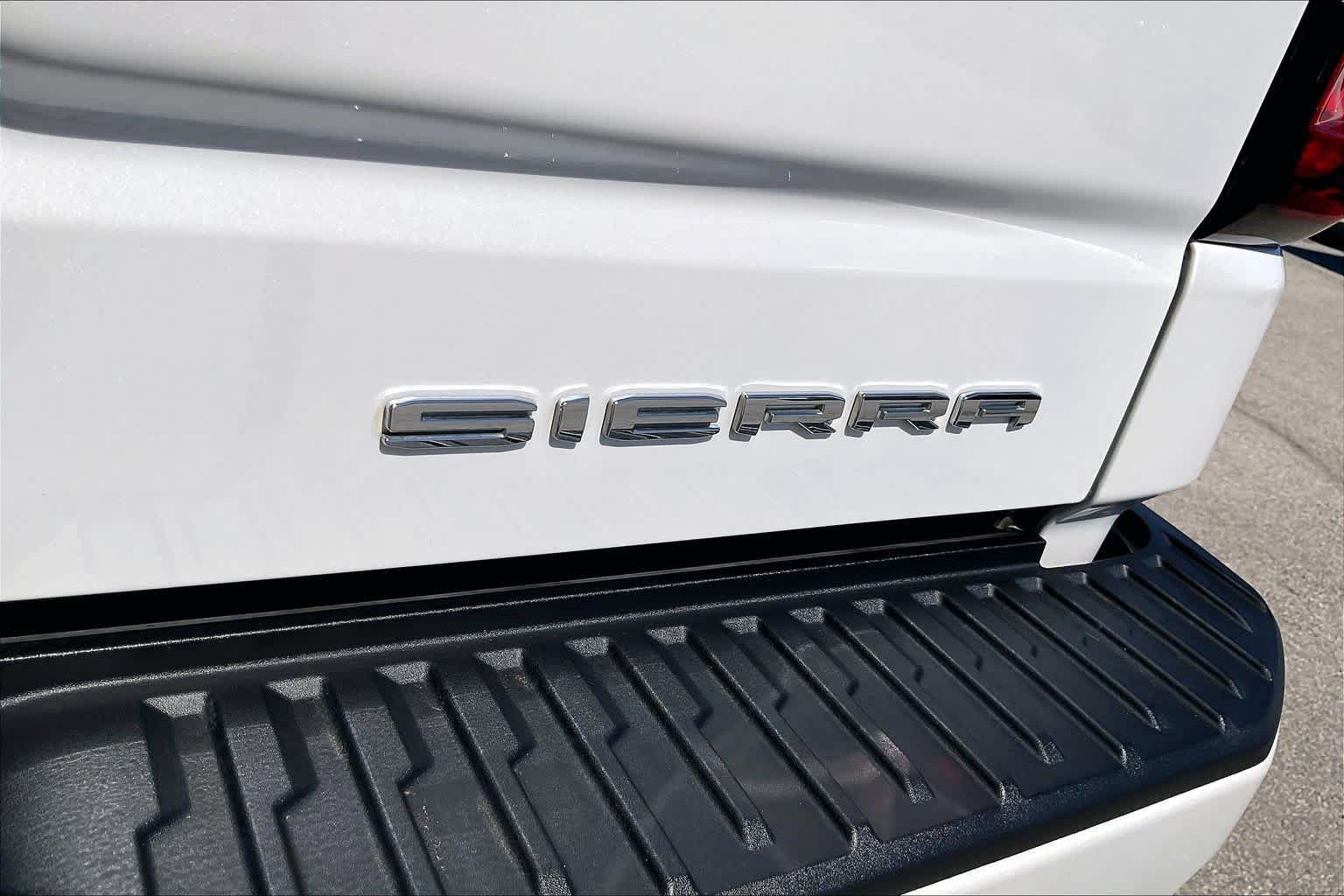 Used 2025 White Frost Tricoat GMC Denali Ultimate image 10
