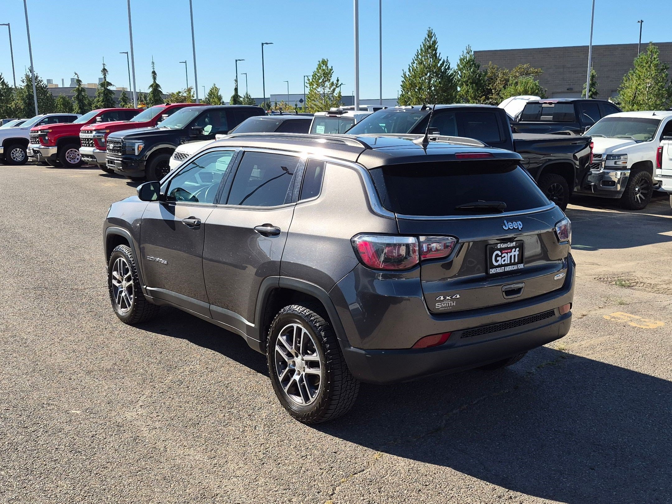 Used 2018 Granite Crystal Metallic Clearcoat Jeep Latitude image 5