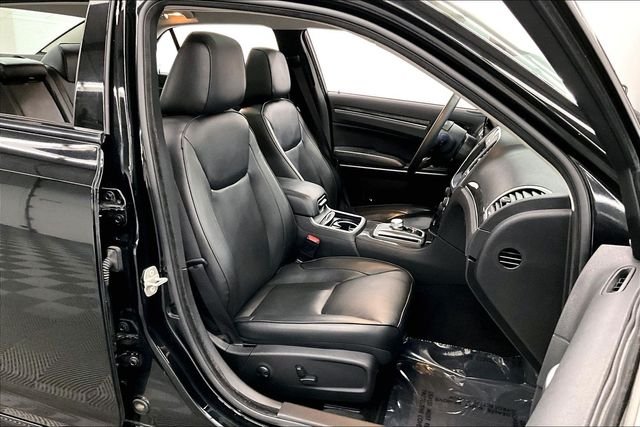 2023 Chrysler 300 Touring L - Photo 8