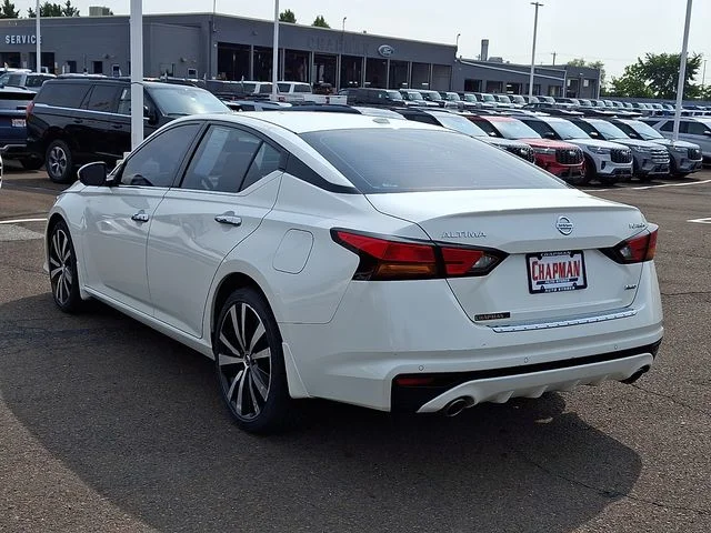 Used 2019 White Nissan 2.5 Platinum image 4
