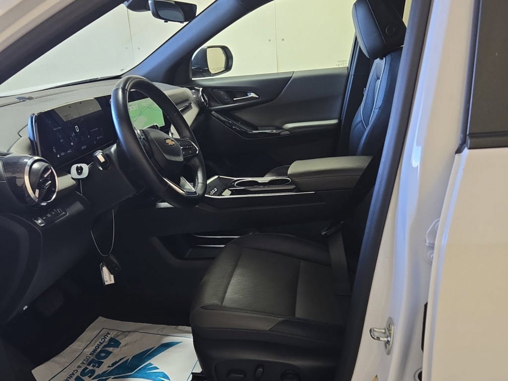Used 2025 White Chevrolet LT image 9