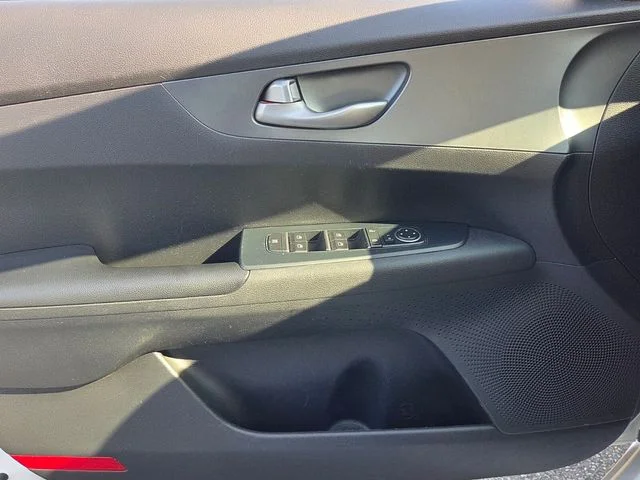 Used 2020 White Kia LXS image 26