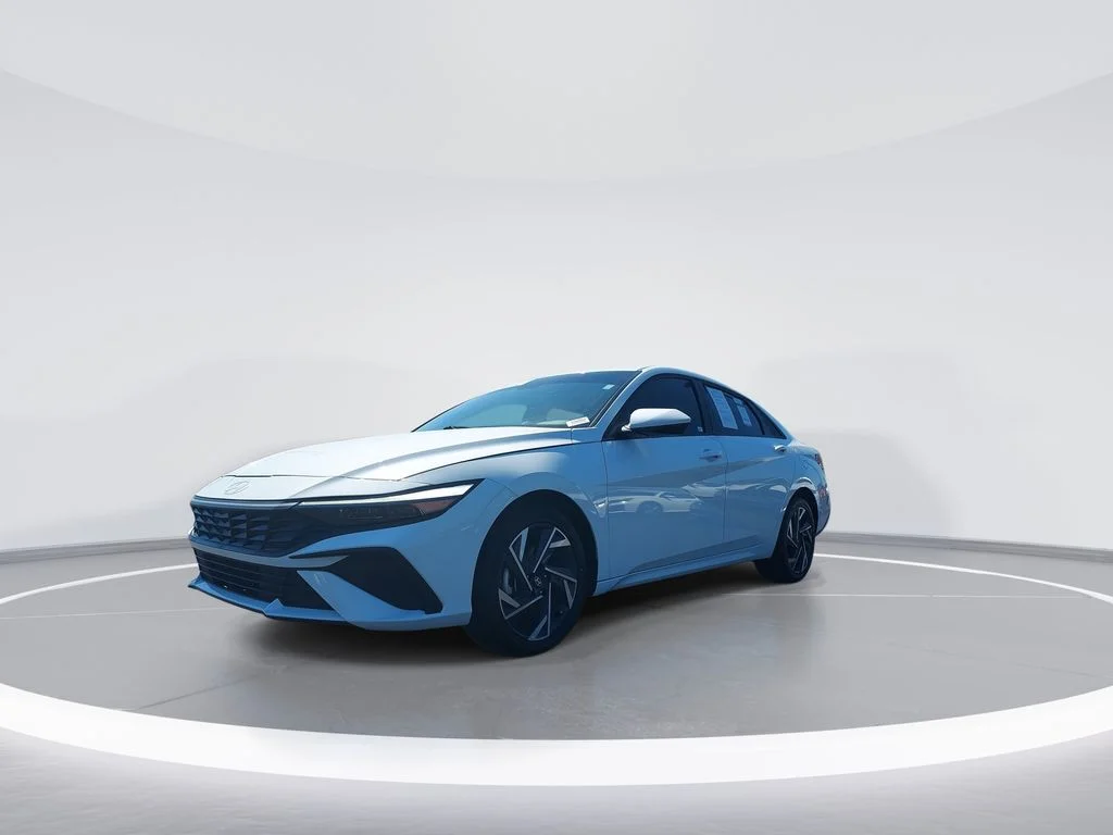 Used 2025 White Hyundai SE image 4