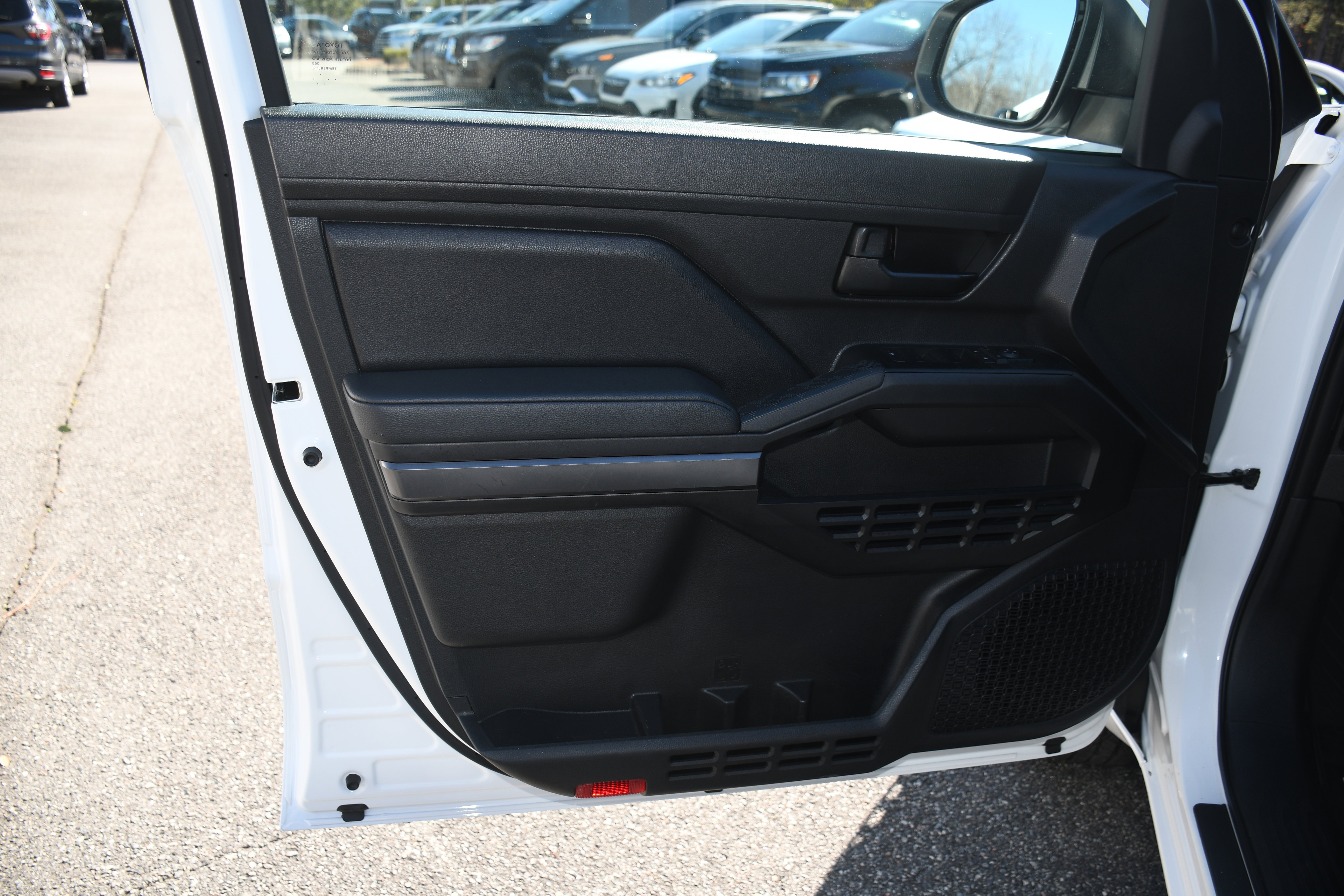 2025 Toyota Tacoma SR5 - Photo 9