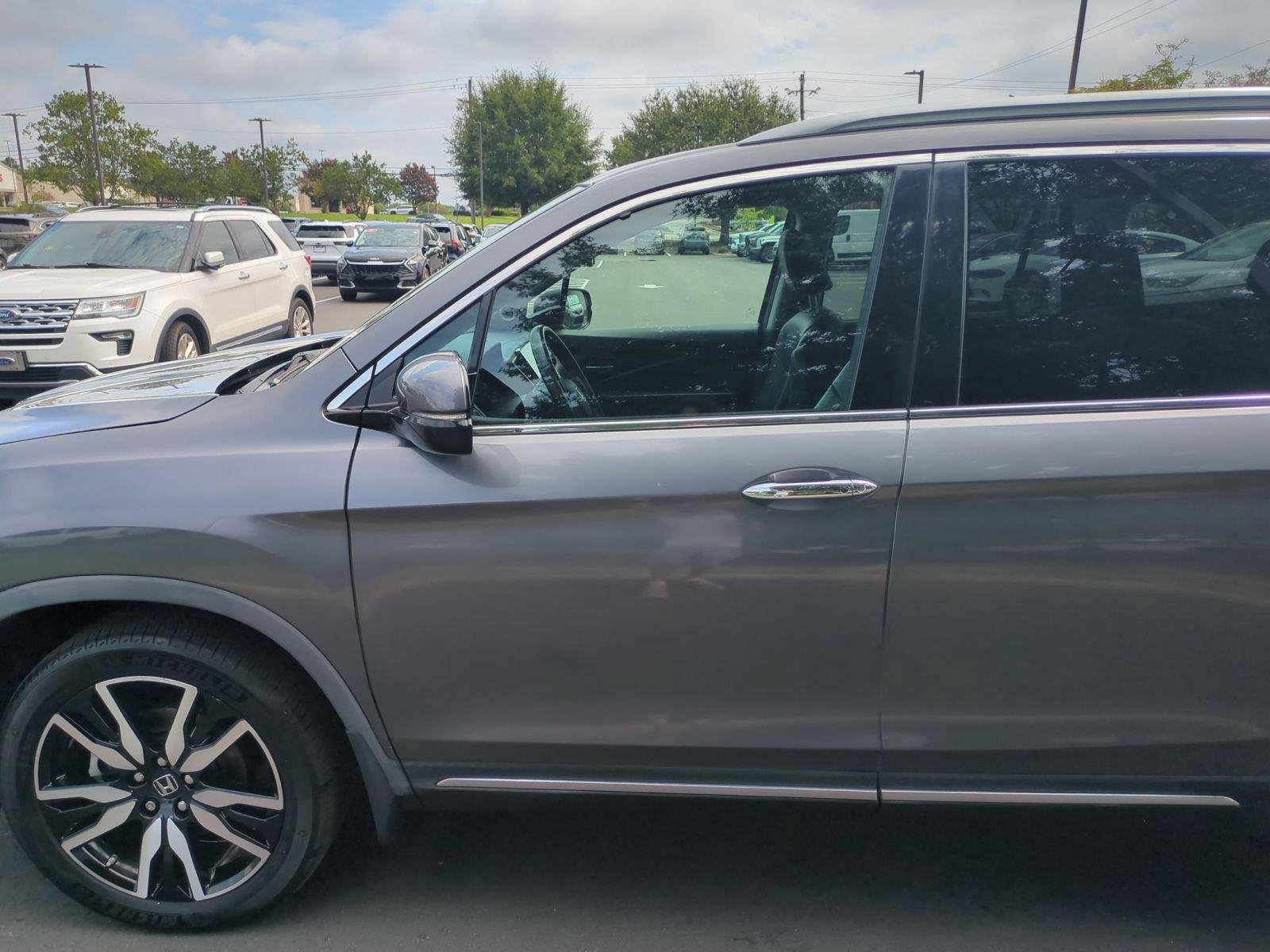 Used 2019 Modern Steel Metallic Honda Touring 8-Passenger image 15
