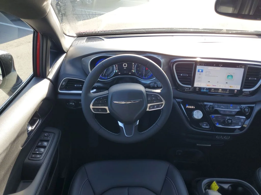 2025 Chrysler Voyager LX - Photo 23