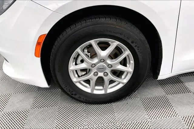 Used 2023 Bright White Clearcoat Chrysler LX image 10
