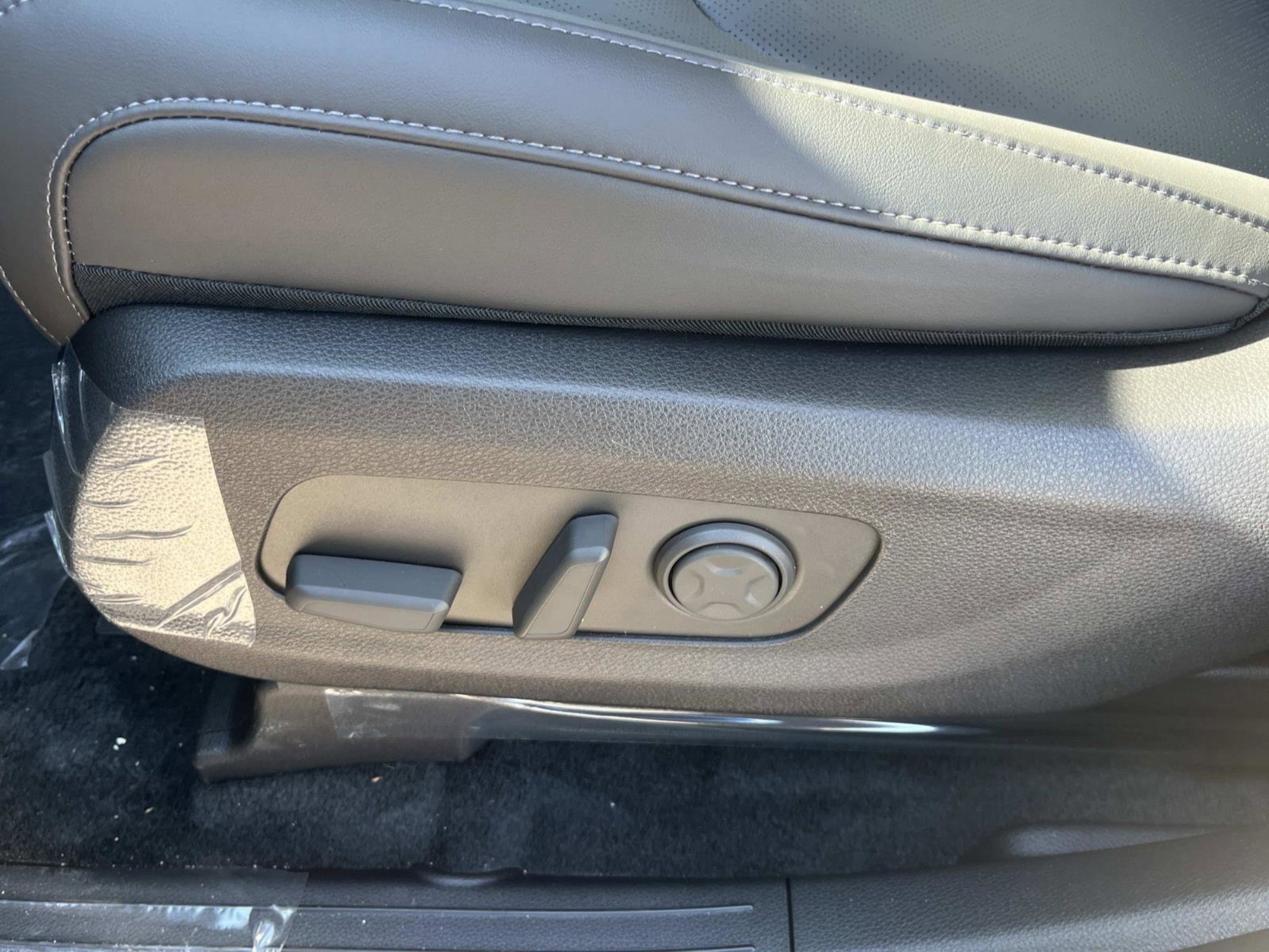 New 2026 Ivory Silver Kia EX image 27