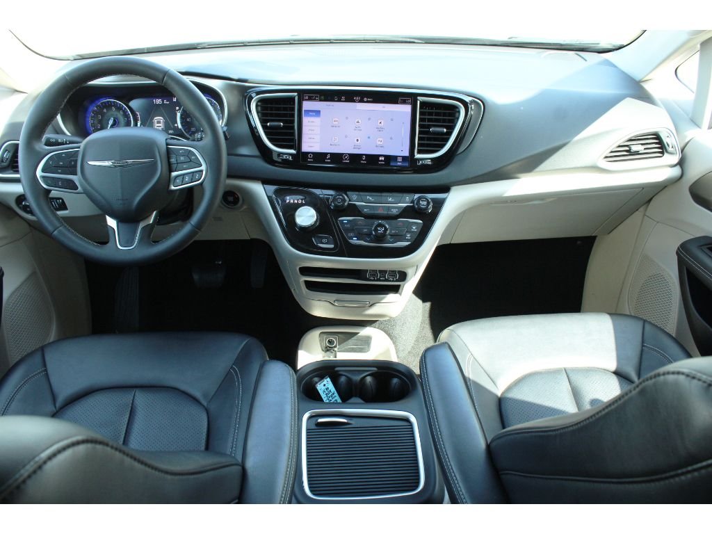 Used 2024 Silver Mist Clearcoat Chrysler Touring L image 12
