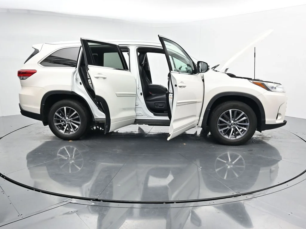 Used 2018 White Toyota XLE image 41