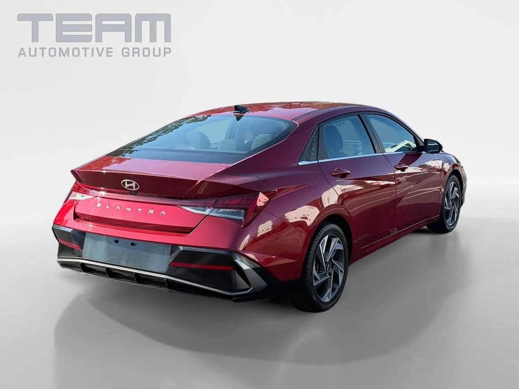 Used 2025 Red Hyundai SEL Convenience image 7