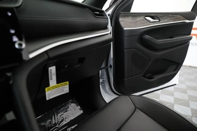 New 2026 Bright White Clear-Coat Exterior Paint Jeep Limited image 10