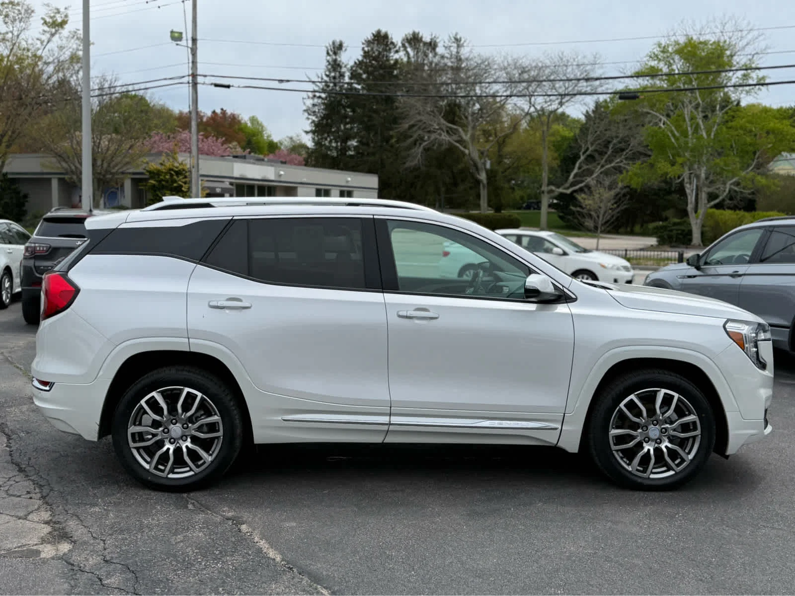 Used 2023 White Frost Tricoat GMC Denali image 8