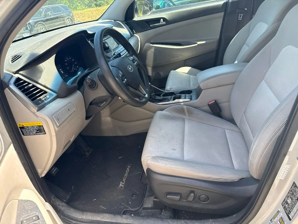 Used 2016 Silver Hyundai SE image 5
