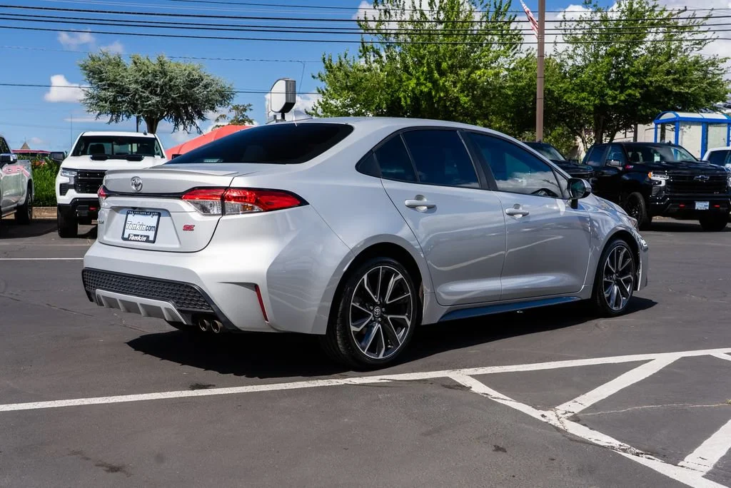 Used 2021  Toyota SE image 5
