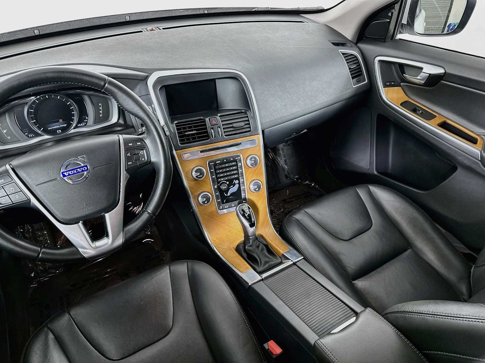 Used 2017 Crystal White Pearl Metallic Volvo Inscription image 22