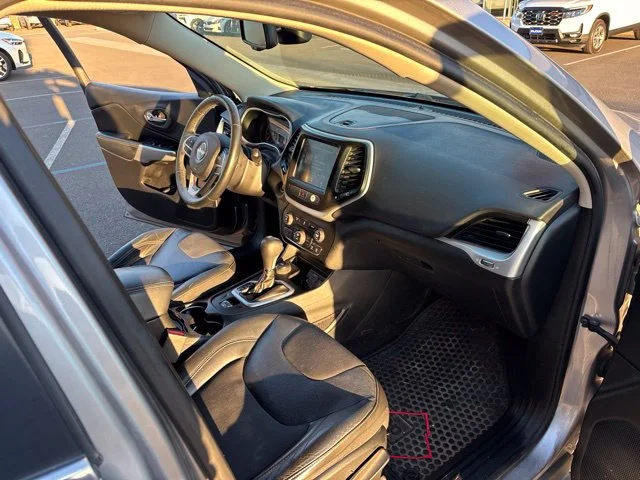 Used 2018 Silver Jeep Latitude Plus image 2