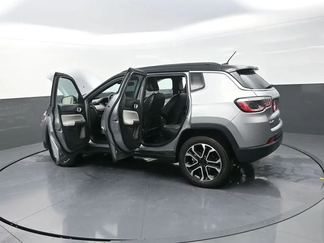 Used 2024  Jeep Limited image 42