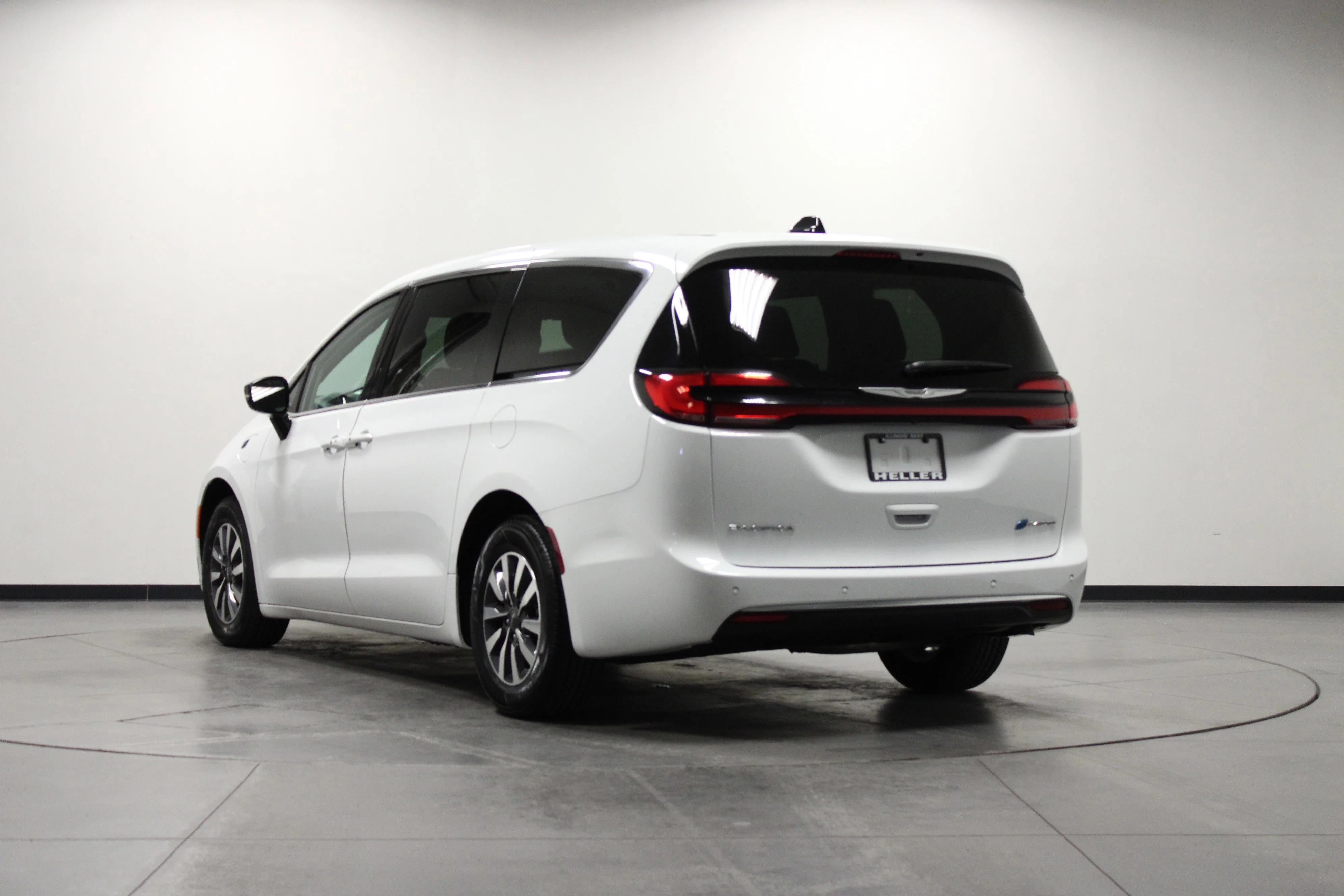 Used 2024 Bright White Clearcoat Chrysler Select image 6