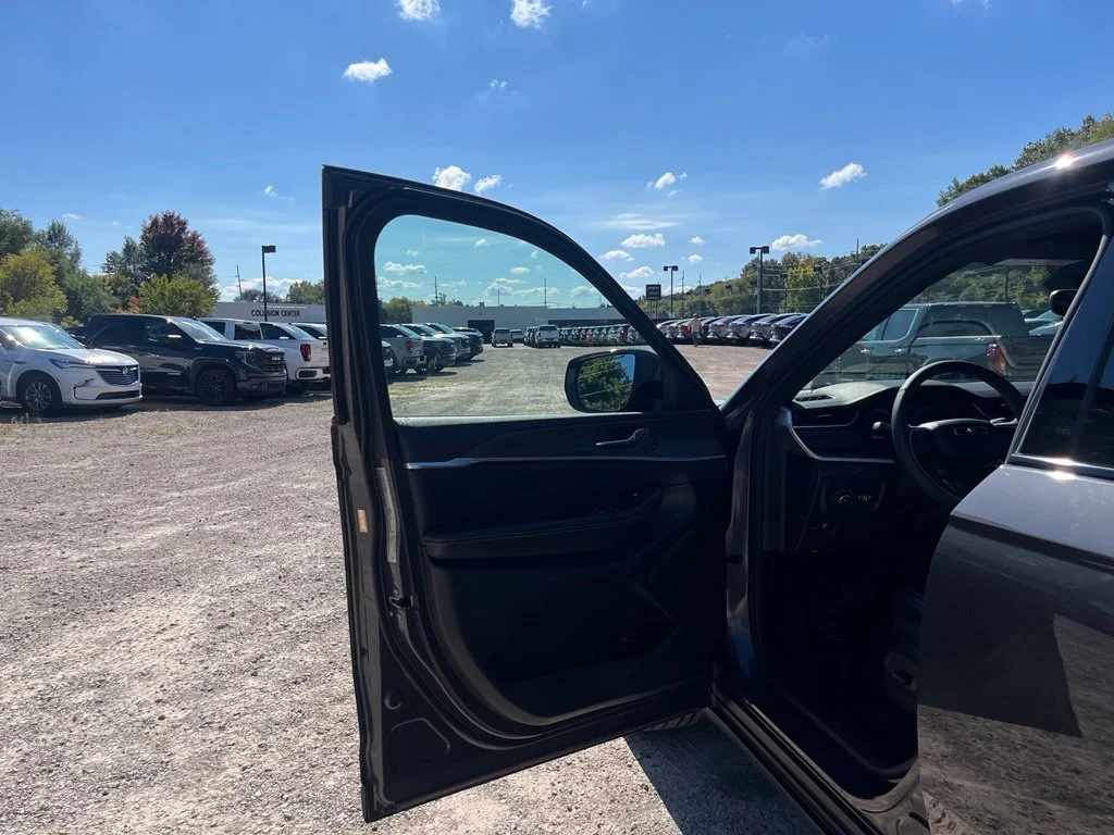 Used 2024 Gray Metallic Jeep Limited image 17
