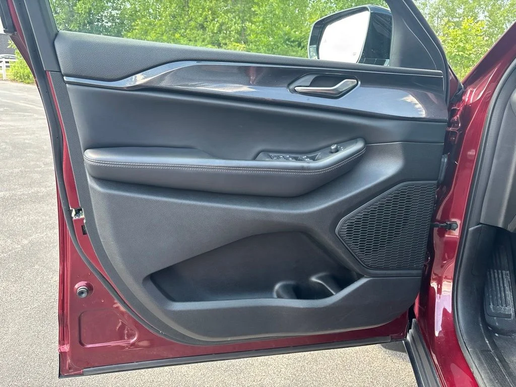 Used 2023 Red Jeep Altitude image 20