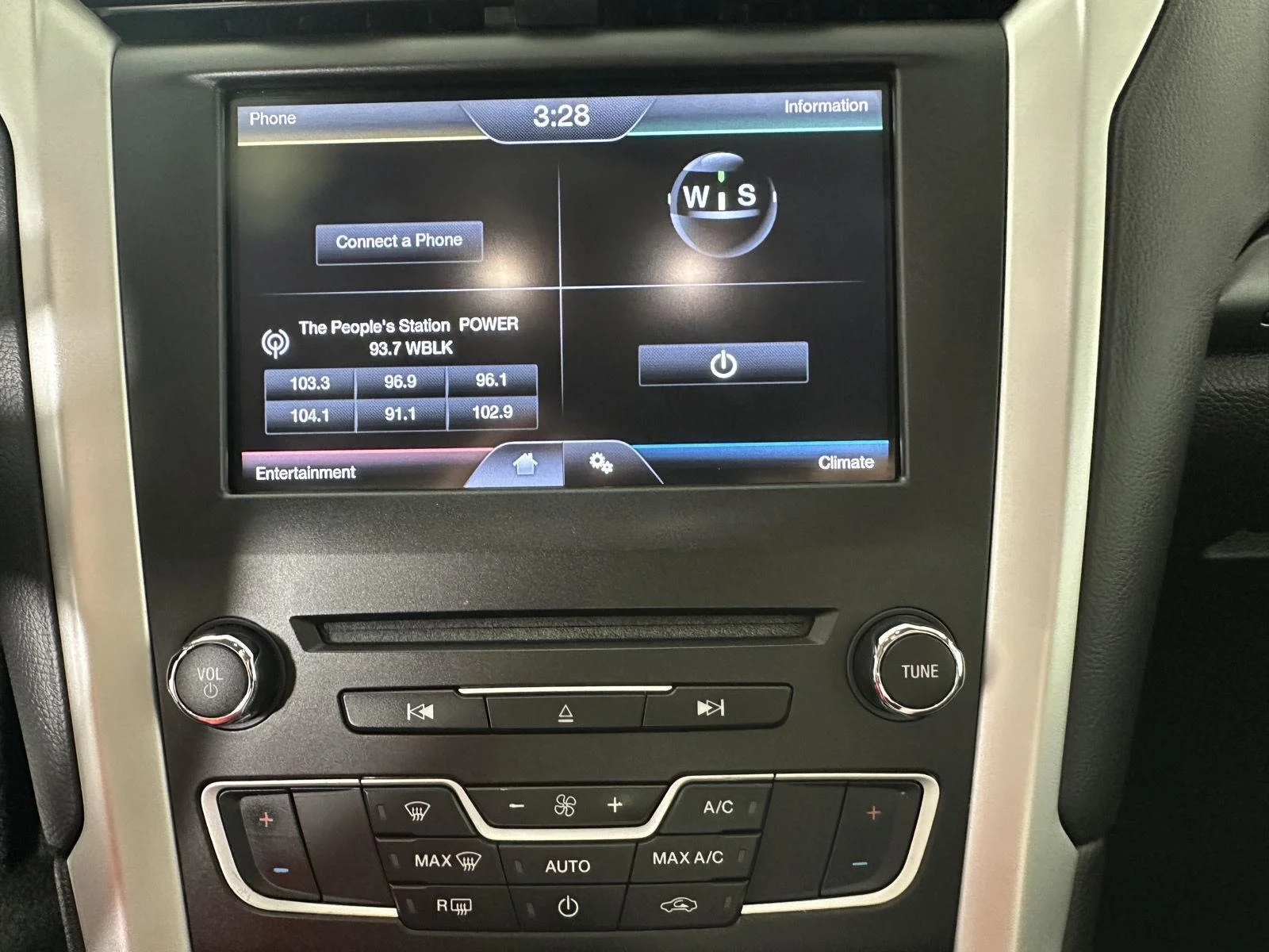 Used 2016 Deep Impact Blue Ford SE image 6