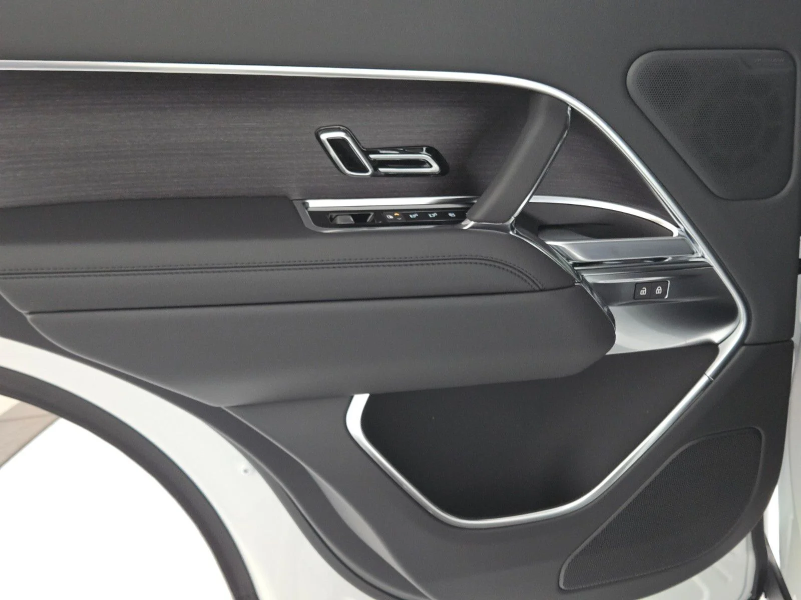 New 2026 Fuji White Land Rover SE image 21