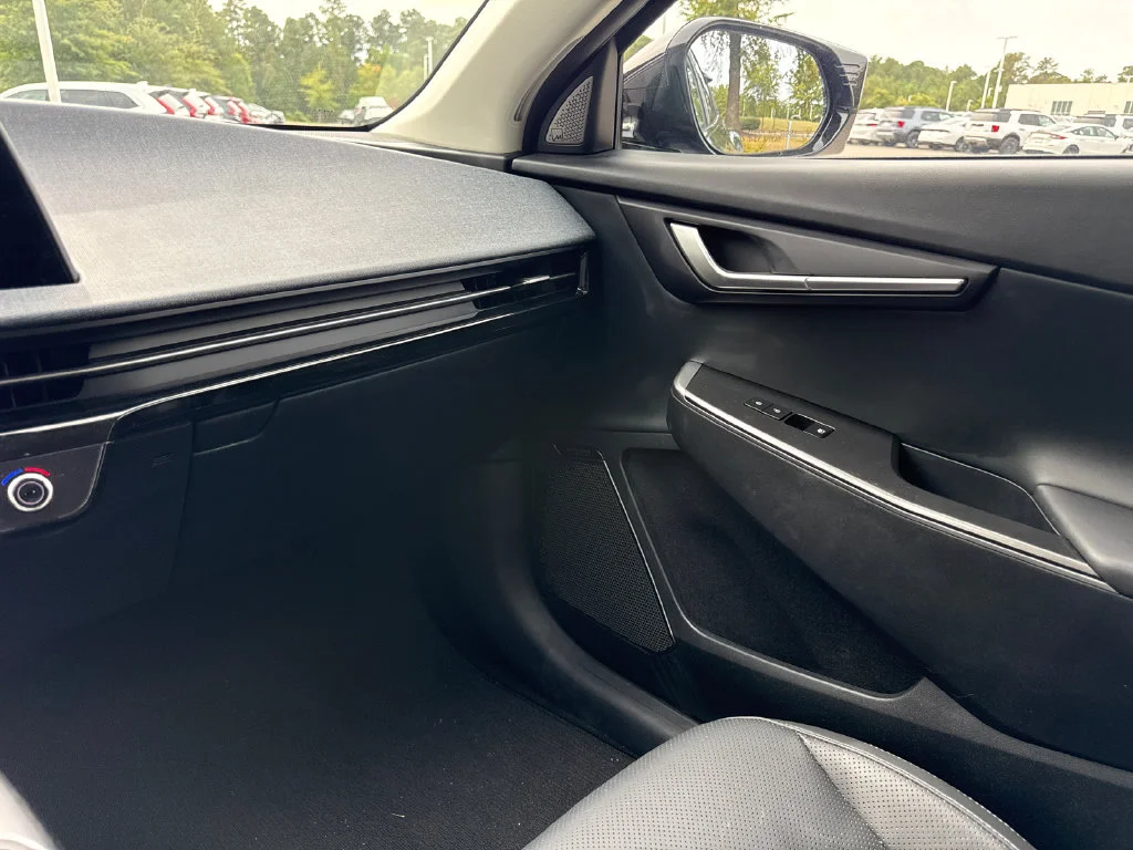 Used 2024 Blue Kia Wind image 17